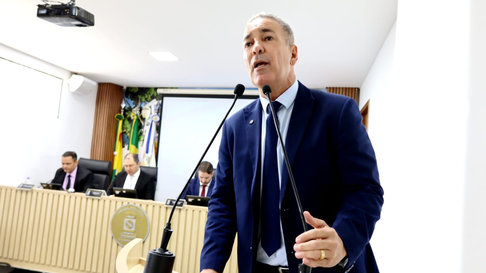 Vereador Neném Almeida dispara contra pastor na Câmara e fala em “lobo vestido de ovelha” e “filho do satanás”